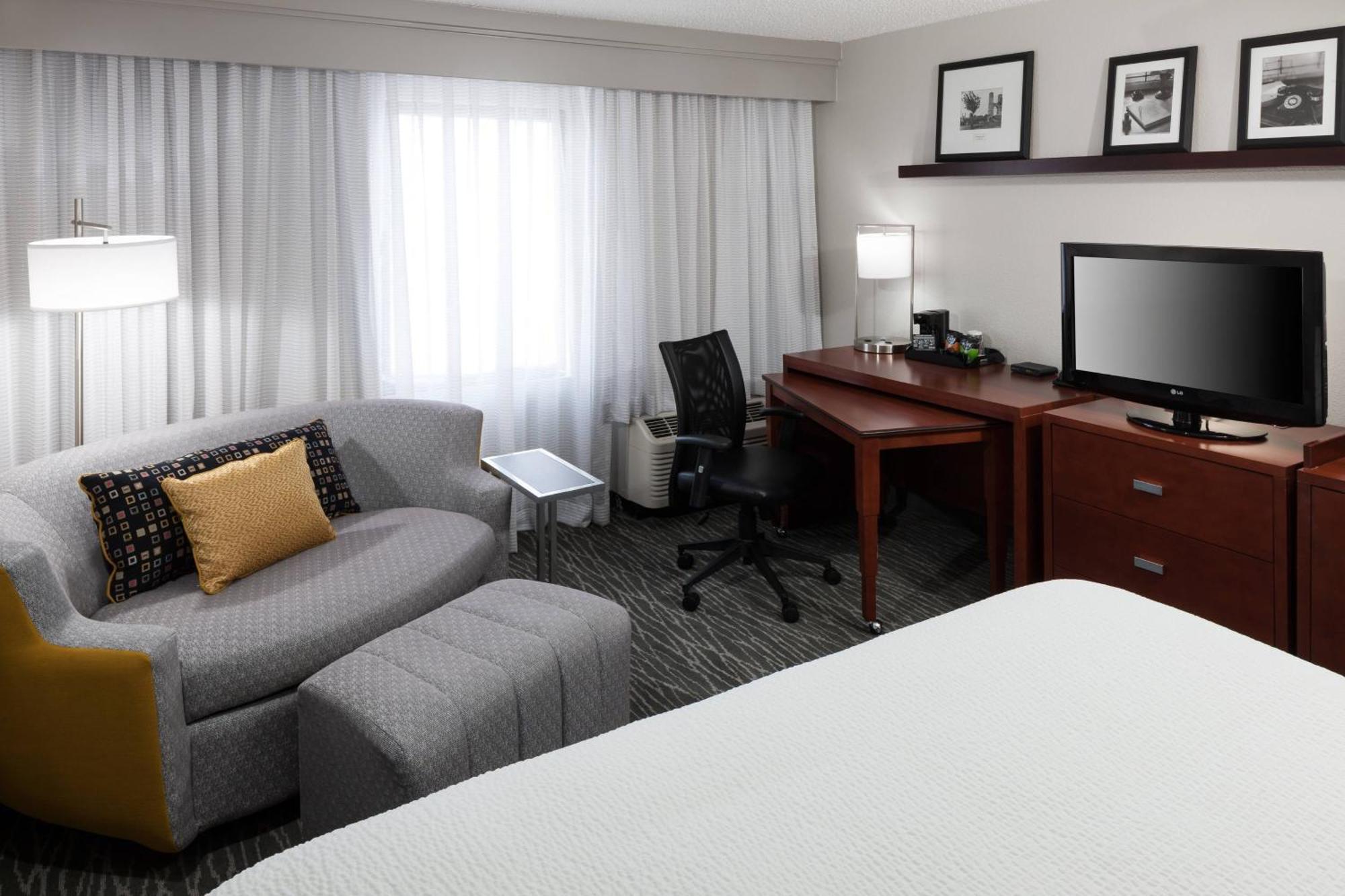 Courtyard By Marriott Northeast Hotel